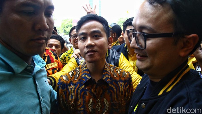 Gibran Rakabuming Raka menerima surat keputusan Rapimnas Partai Golkar di kantor DPP Partai Golkar, Jakarta, Sabtu (21/10/2023). Surat itu memilih Gibran sebagai cawapres mendampingi Prabowo Subianto.