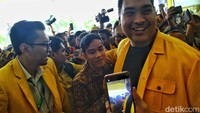 Ketua Umum Partai Golkar Airlangga Hartarto mengatakan pihaknya resmi mengusung Gibran sebagai cawapres Prabowo Subianto. Hal itu berdasarkan keputusan Rapimnas Golkar yang digelar pada Sabtu ini. 