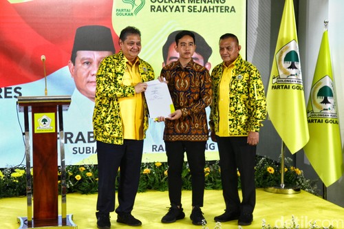 Gibran Rakabuming Raka menerima surat keputusan Rapimnas Partai Golkar di kantor DPP Partai Golkar, Jakarta, Sabtu (21/10/2023).