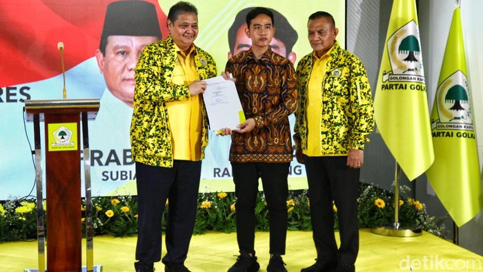 Gibran Rakabuming Raka menerima surat keputusan Rapimnas Partai Golkar di kantor DPP Partai Golkar, Jakarta, Sabtu (21/10/2023).