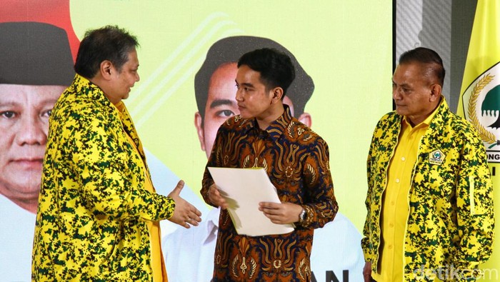 Gibran Rakabuming Raka menerima surat keputusan Rapimnas Partai Golkar di kantor DPP Partai Golkar, Jakarta, Sabtu (21/10/2023).