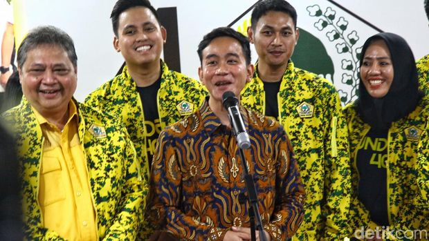 Gibran Rakabuming Raka menerima surat keputusan Rapimnas Partai Golkar di kantor DPP Partai Golkar, Jakarta, Sabtu (21/10/2023).