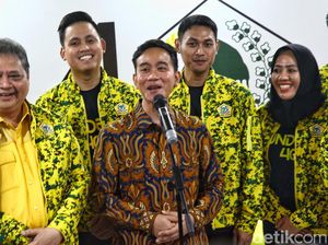 Gibran Cium Tangan Senior Golkar-Berterima Kasih Diusulkan Cawapres Prabowo