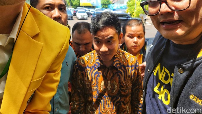 Gibran Rakabuming Raka menerima surat keputusan Rapimnas Partai Golkar di kantor DPP Partai Golkar, Jakarta, Sabtu (21/10/2023). Surat itu memilih Gibran sebagai cawapres mendampingi Prabowo Subianto.
