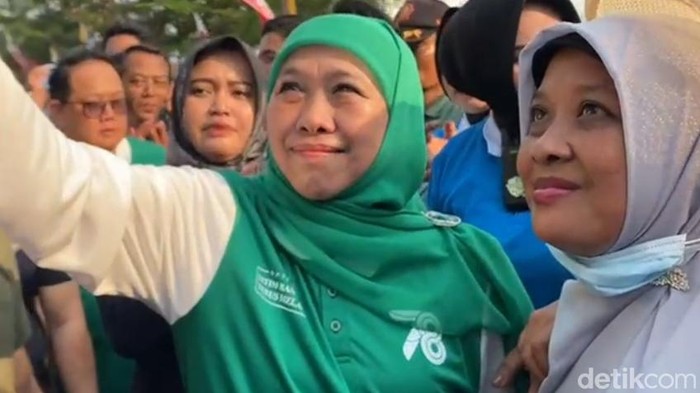 Gubernur Khofifah saat mengikuti Jalan Santai peringatan Hari Santri Nasional 2023 di Surabaya