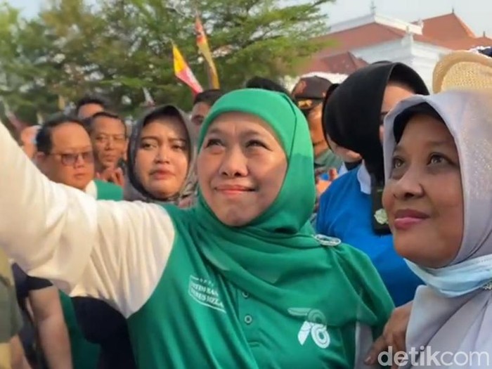 Gubernur Khofifah saat mengikuti Jalan Santai peringatan Hari Santri Nasional 2023 di Surabaya