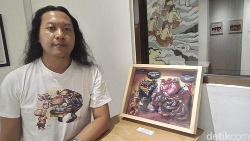 Gus Dark memamerkan karya kartunnya di gedung Dharma Negara Alaya, Sabtu (21/10/2023). (Aryo Mahendro/detikBali)