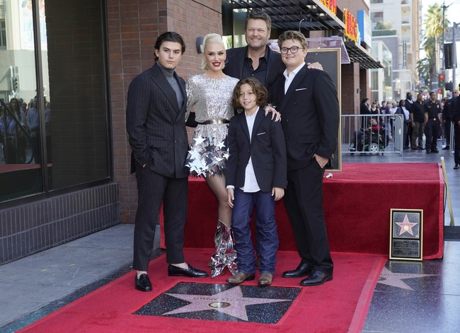 Kingston saat ini sudah berusia 17 tahun tampil necis dengan padanan setelan gelap bergaris dan turtle neck abu-abu. (Foto: Chris Pizzello/Invision/AP)