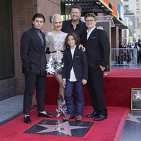 Kingston saat ini sudah berusia 17 tahun tampil necis dengan padanan setelan gelap bergaris dan turtle neck abu-abu. (Foto: Chris Pizzello/Invision/AP)