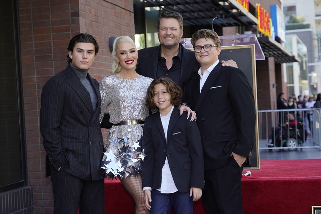 Penampilan formal juga menjadi andalan Zuma. Anak kedua Gwen yang Agustus lalu berulang tahun ke-15 memakai kemeja putih yang dibungkus jas double-breast. (Foto: Chris Pizzello/Invision/AP)