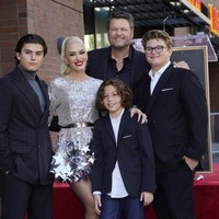 Penampilan formal juga menjadi andalan Zuma. Anak kedua Gwen yang Agustus lalu berulang tahun ke-15 memakai kemeja putih yang dibungkus jas double-breast. (Foto: Chris Pizzello/Invision/AP)