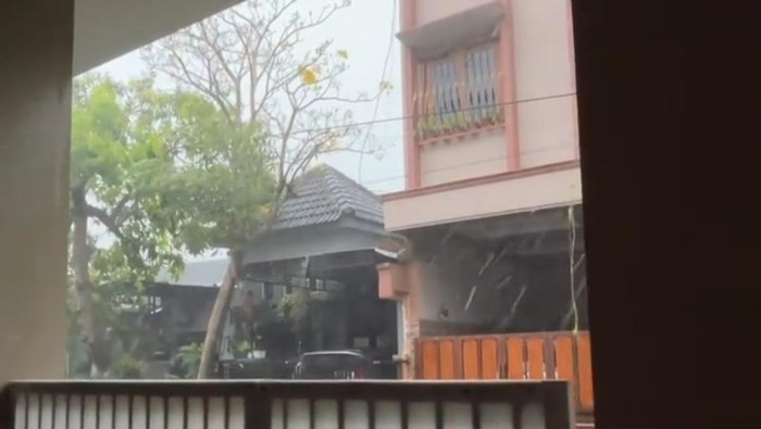 Hujan deras guyur beberapa wilayah di Solo dan Karanganyar, Sabtu (21/10/2023).