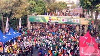 Jelang Hari Santri 2023, Jalan Sehat menjadi salah satu rangkaian acara untuk menyemarakkan event tahunan tersebut. Menteri Agama (Menag) Yaqut Cholil Coumas mengklaim kegiatan tersebut diikuti oleh jutaan peserta. (Foto: Anisa Rizki Febriani/detikcom)