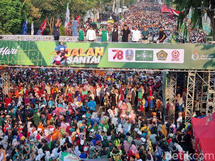 Jalan Santai memperingati Hari Santri Nasional di Surabaya diikuti ratusan ribu peserta