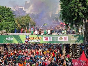 Ratusan Ribu Peserta Ikuti Jalan Santai Peringatan Hari Santri di Surabaya