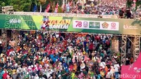 Antusiasme warga mengikuti Jalan Santai Santri 2023 tak tanggung-tanggung. Terlihat kawasan depan Grahadi dipadati oleh peserta yang mengikuti acara. (Foto: Anisa Rizki Febriani/detikcom)