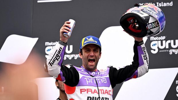 Winner Prima Pramac's French rider Johann Zarco celebrates on the podium after the MotoGP Australian Grand Prix at Phillip Island on October 21, 2023. (Photo by WILLIAM WEST / AFP) / -- IMAGE RESTRICTED TO EDITORIAL USE - STRICTLY NO COMMERCIAL USE --