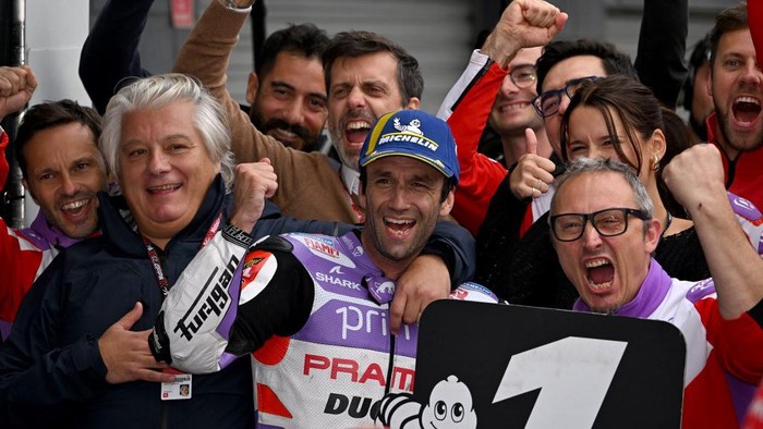Prima Pramacs French rider Johann Zarco celebrates his victory with teammates after the MotoGP Australian Grand Prix at Phillip Island on October 21, 2023. (Photo by WILLIAM WEST / AFP) / -- IMAGE RESTRICTED TO EDITORIAL USE - STRICTLY NO COMMERCIAL USE --