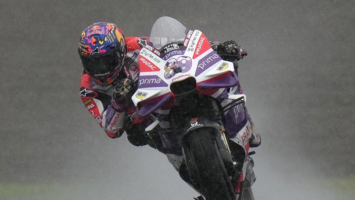 Spains Jorge Martin steers his motorcycle in the rain, on his way to winning the MotoGP race of Japanese Motorcycle Grand Prix at the Twin Ring Motegi circuit in Motegi, north of Tokyo Sunday, Oct. 1, 2023.(AP Photo/Shuji Kajiyama)