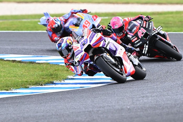Prima Pramacs Spanish rider Jorge Martin (L) leads Aprilia Racings Spanish rider Aleix Espargaro during the first qualifying session of the MotoGP Australian Grand Prix at Phillip Island on October 21, 2023. (Photo by Paul CROCK / AFP) / -- IMAGE RESTRICTED TO EDITORIAL USE - STRICTLY NO COMMERCIAL USE --