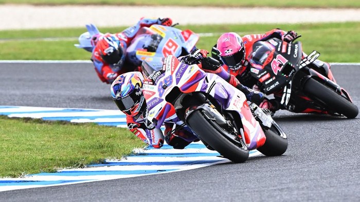 Prima Pramacs Spanish rider Jorge Martin (L) leads Aprilia Racings Spanish rider Aleix Espargaro during the first qualifying session of the MotoGP Australian Grand Prix at Phillip Island on October 21, 2023. (Photo by Paul CROCK / AFP) / -- IMAGE RESTRICTED TO EDITORIAL USE - STRICTLY NO COMMERCIAL USE --