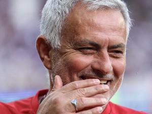 Pesan Puitis Fans Roma ke Mourinho