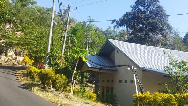 Kabel proyek PLTM di Sinjai menjuntai hingga menghalangi akses jalan dan rumah warga.