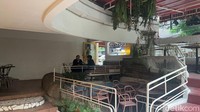 Spot kuliner bernama Terrace Ciranjang ini punya area cukup luas di bagian outdoornya. Pengunjung bisa nongkrong sambil menikmati makanan di sini. Foto: Detikcom / Atiqa Rana