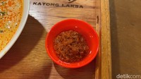 Kalau suka pedas, bisa menambah sambal spesialnya ini. Sambalnya tidak begitu pedas, tetapi menambah rasa terasi cukup kuat jika dicampur ke laksa. Foto: Detikcom / Atiqa Rana