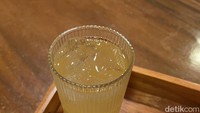 Jangan lupa pesan minuman ice lime juice yang cocok diseruput setelah makan laksa yang gurih. Segelas ice lime juice ini punya rasa manis, asam, menyegarkan. Foto: Detikcom / Atiqa Rana