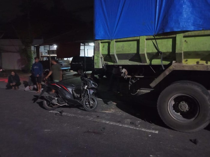 Kecelakaan pemotor menabrak truk di Jalan Srandakan, Kalurahan Caturharjo, Kapanewon Pandak, Kabupaten Bantul, Sabtu (21/10/2023) dini hari.