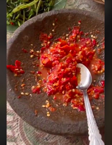Kejadian kocak saat makan ayam bakar