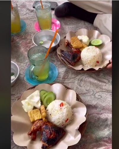 Kejadian kocak saat makan ayam bakar