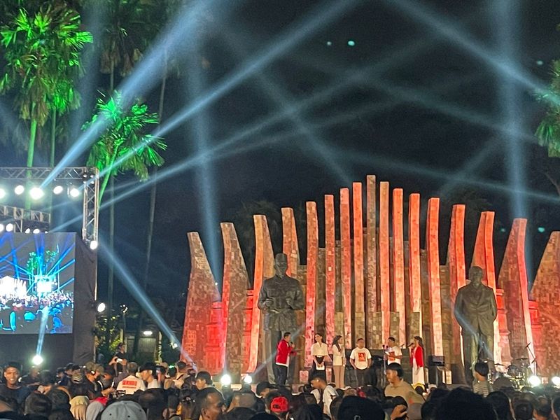 Kelompok Aktivis Muda mendeklarasikan dukungan terhadap Gibran Rakabuming Raka sebagai bakal cawapres mendampingi Prabowo Subianto di Tugu Proklamasi, Jakarta.