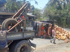 3 Truk Mogok di Tanjakan Samsam Tabanan, Jalur Denpasar-Gilimanuk Macet