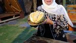 Khofifah Indar Prawansa, Sosok yang Hobi Kuliner hingga Panen Buah
