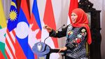 Khofifah Indar Prawansa, Sosok yang Hobi Kuliner hingga Panen Buah