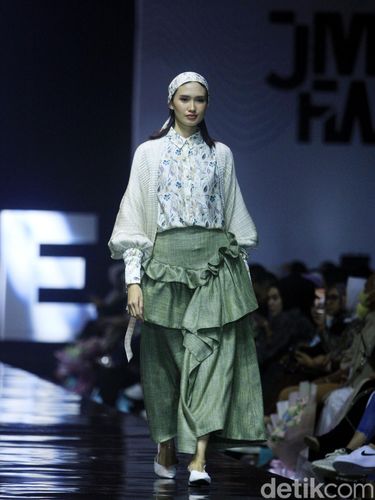 Koleksi Jena & Kaia X Wardah di acara JMFW 2024 Koleksi Jena & Kaia X Wardah di acara JMFW 2024