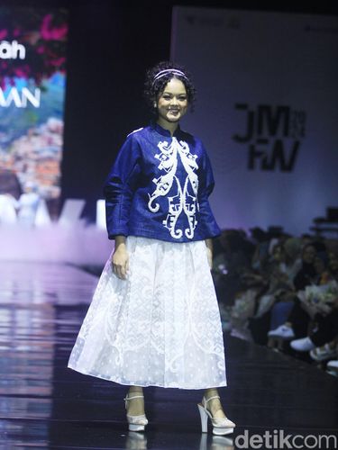 Koleksi ALEZA X Wardah di acara JMFW 2024 Koleksi ALEZA X Wardah di acara JMFW 2024
