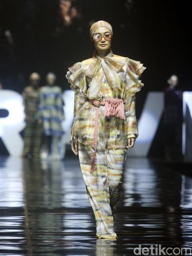 Koleksi ALEZA X Wardah di acara JMFW 2024 Koleksi ALEZA X Wardah di acara JMFW 2024