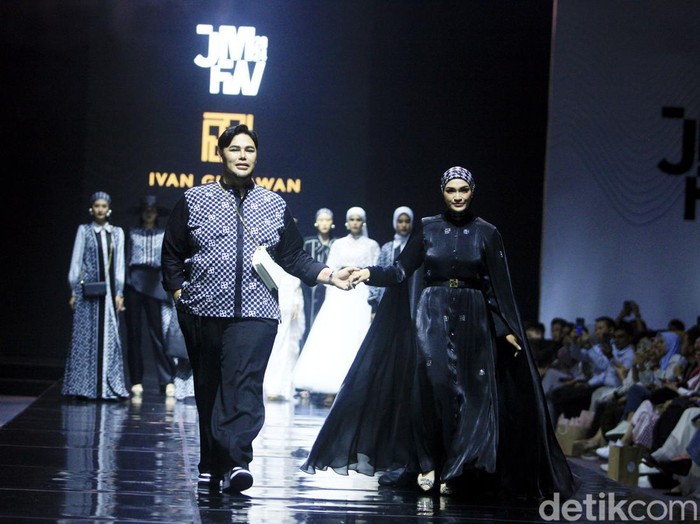Koleksi Benang Jarum dan Ivan Gunawan di acara JMFW 2024