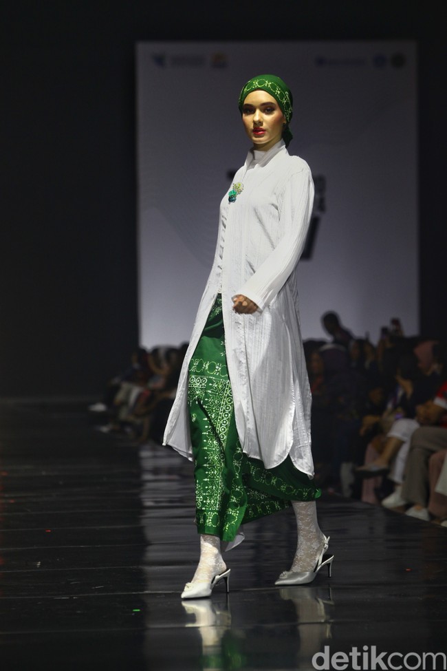 Ada delapan koleksi Danjyo Hiyoji x Batik Mukomuko yang ditampilkan di Jakarta Muslim Fashion Week (JMFW) 2024. Foto: Ari Saputra