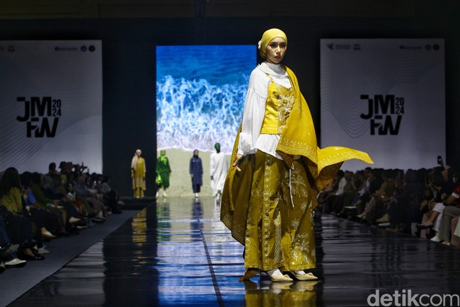 Motif pada batik Mukomuko asal Bengkulu ini salah satunya menampilkan arsitektur pada rumah adat Mukomuko. Foto: Ari Saputra