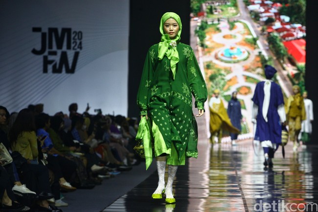 Batik Mukomuko tampil apik diolah menjadi tunik dengan lengan balon. Foto: Ari Saputra