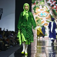 Batik Mukomuko tampil apik diolah menjadi tunik dengan lengan balon. Foto: Ari Saputra