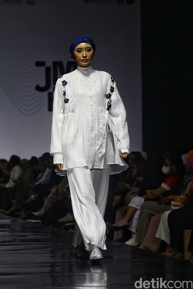 Koleksi busana kolaborasi Danjyo Hiyoji dan Batik Mukomuko ditampilkan di Jakarta Muslim Fashion Week (JMFW) 2024 yang berlangsung di di ICE BSD Tangerang. Foto: Ari Saputra