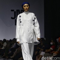 Koleksi busana kolaborasi Danjyo Hiyoji dan Batik Mukomuko ditampilkan di Jakarta Muslim Fashion Week (JMFW) 2024 yang berlangsung di di ICE BSD Tangerang. Foto: Ari Saputra