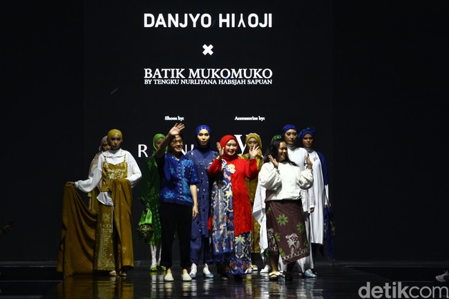 Ketua Dekranasda Kabupaten Mukomuko Tengku Nurliyana Habsjah Sapuan menghadirkan batik hasil kreatifitas pengrajin batik Mukomuko, Bengkulu di JMFW 2024. Foto: Ari Saputra