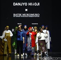 Ketua Dekranasda Kabupaten Mukomuko Tengku Nurliyana Habsjah Sapuan menghadirkan batik hasil kreatifitas pengrajin batik Mukomuko, Bengkulu di JMFW 2024. Foto: Ari Saputra