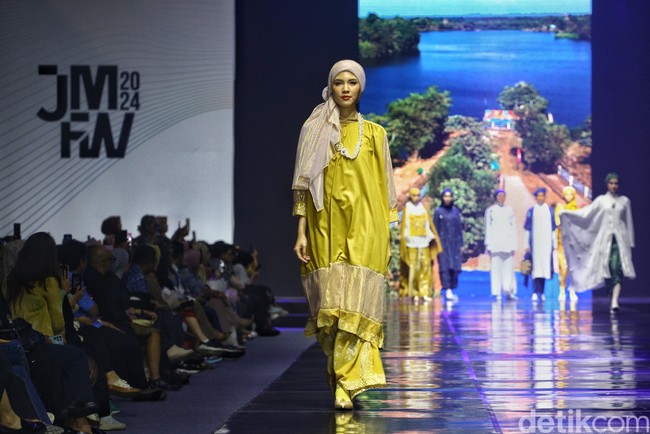 Danjyo Hiyoji mengolah Batik Mukomuko menjadi sederet busana modern dengan warna-warna cerah seperti kuning kecokelatan dan hijau. Ada juga busana dalam warna biru dan putih. Foto: Ari Saputra